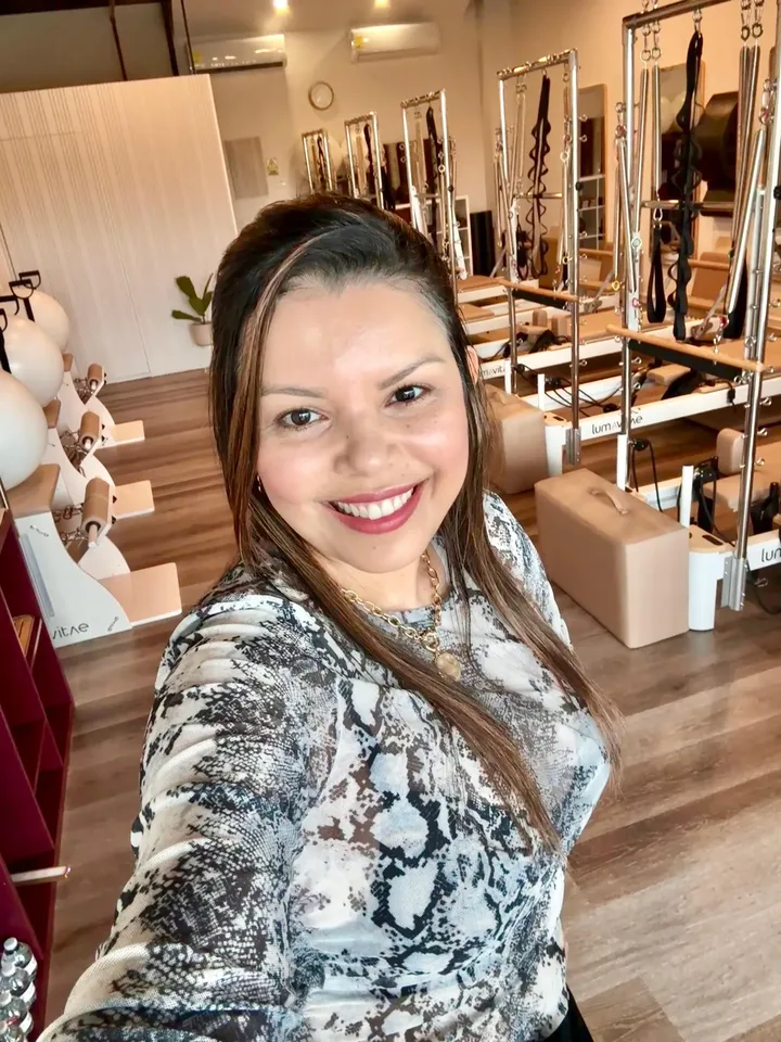 Fidelia en el estudio de Lumavitae, entre los equipos de pilates